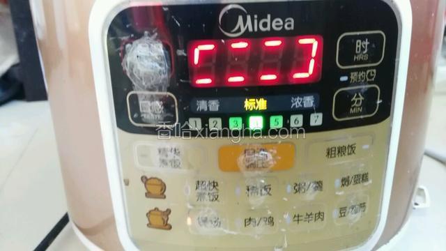 盖上锅盖，按煲汤功能