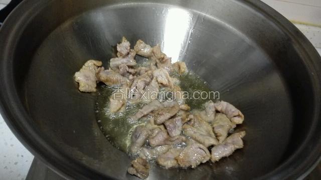 热锅放油，烧至7成热，加入肉片爆熟。捞起
