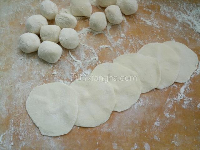 面揪大小均匀剂子，擀饺子皮。