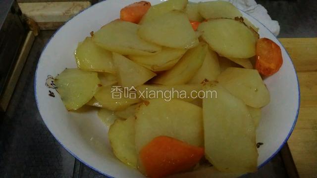 煸好的土豆盛出