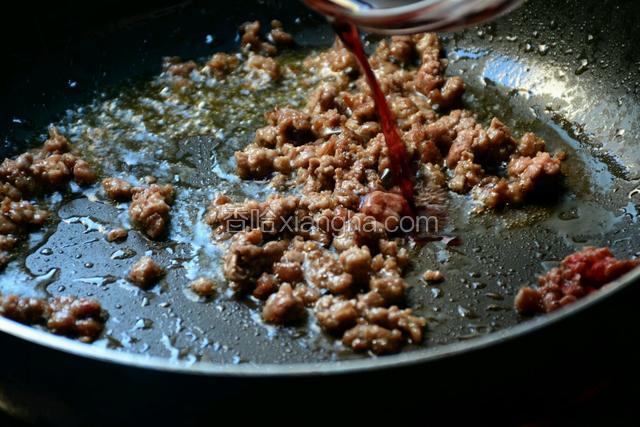 倒入红酒煮至酒味散去。