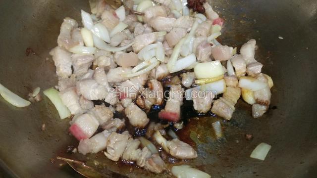 加料酒，生抽，老抽，白糖或者冰糖