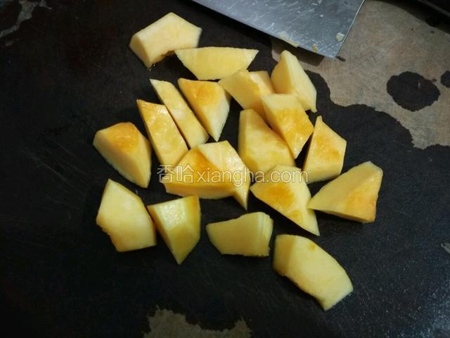 南瓜去皮去瓢，切小块