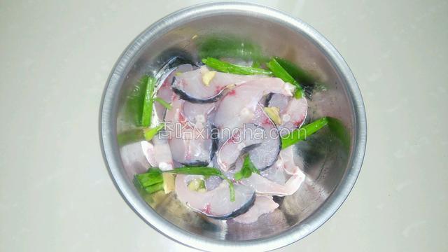 鱼码味，盐，葱，姜，料酒码十五分钟后用一个全蛋和红苕粉拌匀