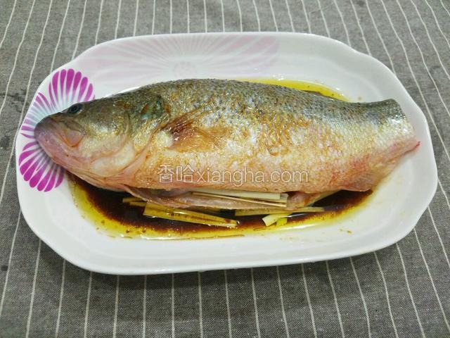 把调好的料汁均匀的淋在鱼身上。
