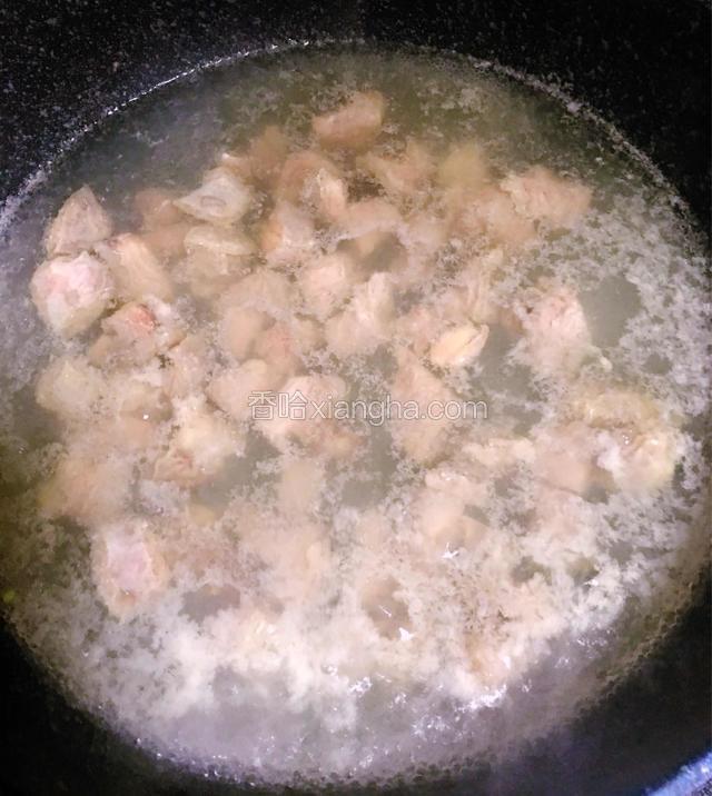 牛肉放入沸水中焯水1分钟
