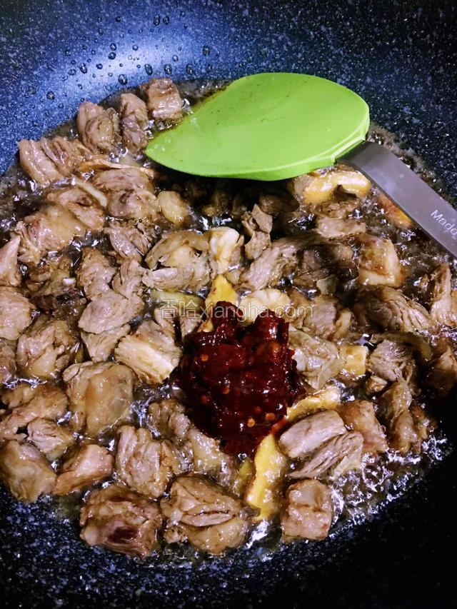 放入两勺豆瓣酱炒出香味