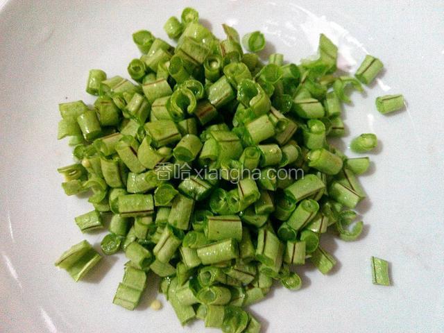 豆角摘掉头尾、清洗干净、切粒