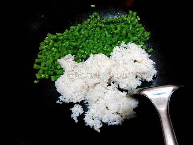 放米饭、炒匀