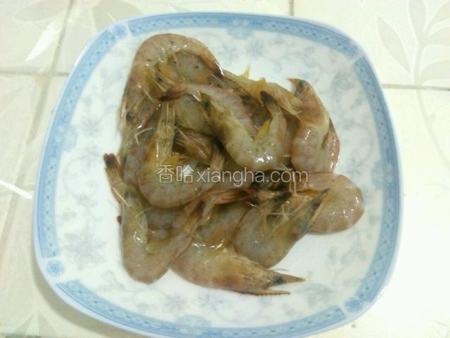 虾剪去虾须，清洗干净。
