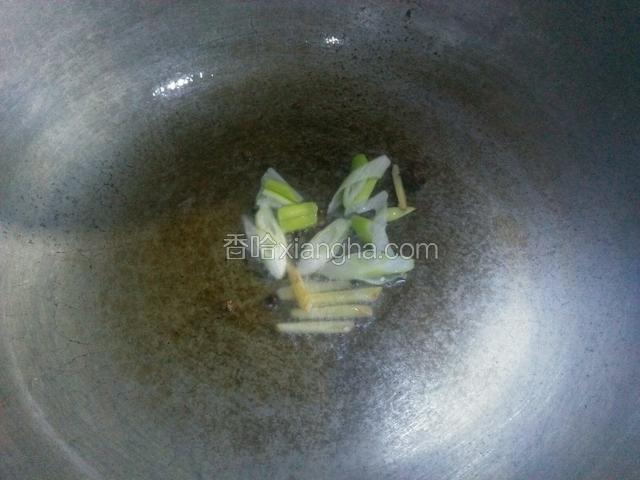 炒锅倒油，油热倒入图3的作料呛锅。