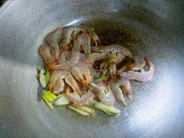 倒入虾，加一点耗油和饮用水翻炒均匀。