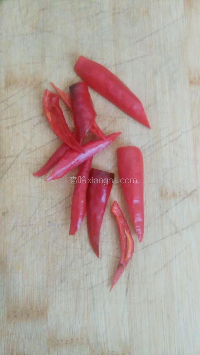 红辣椒切成长条块。