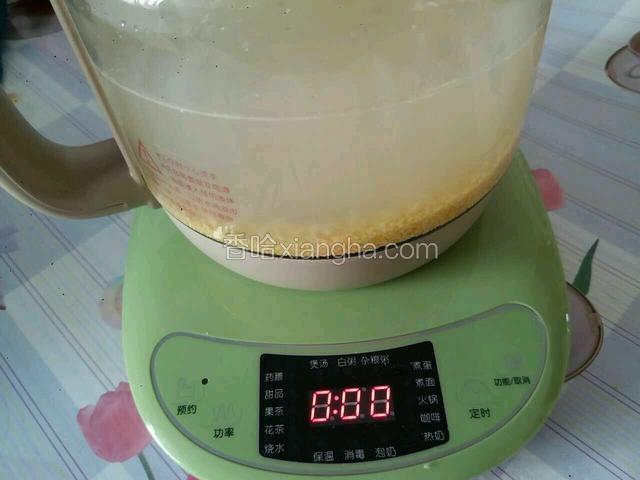 电煮锅加水大火烧开把淘好的米放入电煮锅里
转小火慢煮30分钟，煮至米汤成稠状