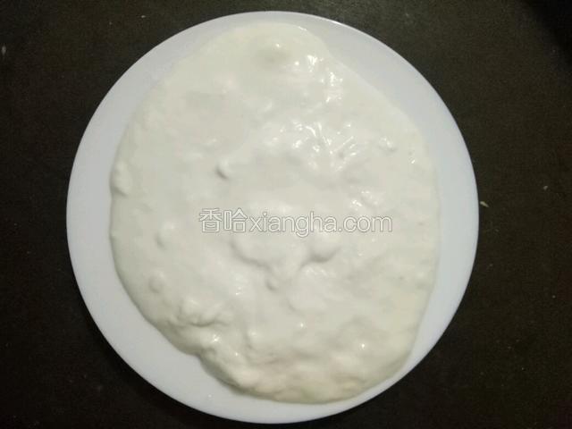加清水调成比面团稍软，却比面糊要硬的样子