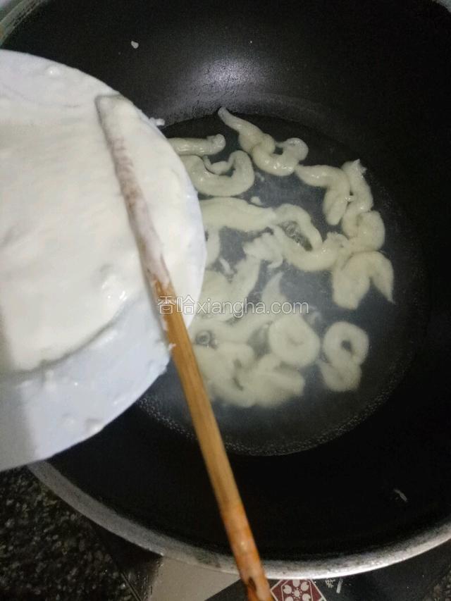 锅中注入清水烧开用筷子把面撇到锅中，成形就捞出。