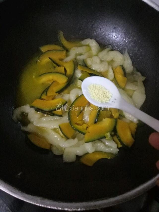 放少许盐和鸡精调味即可。