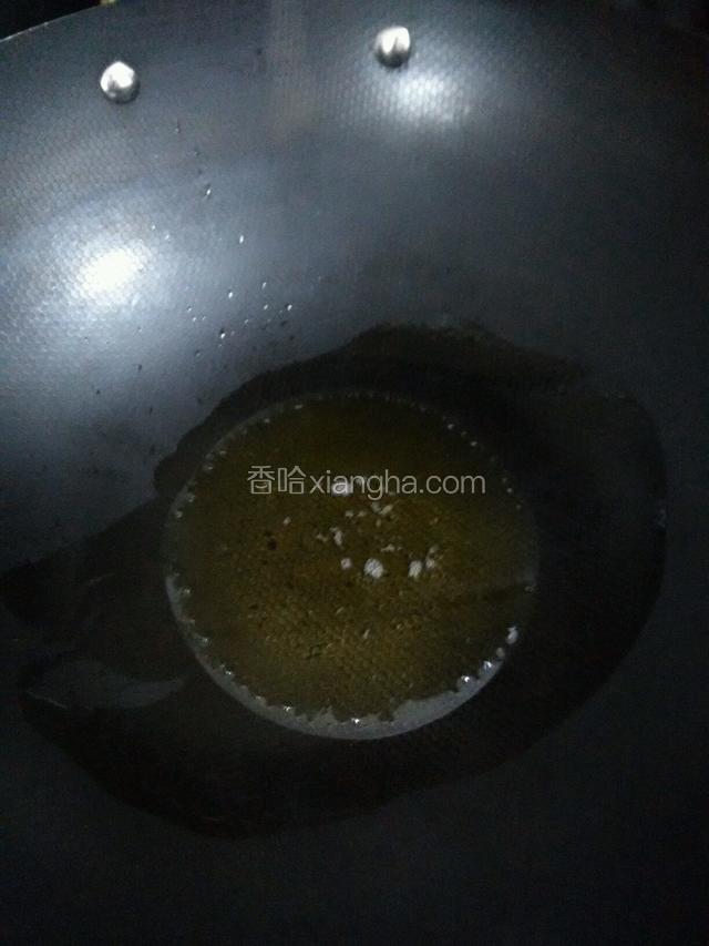 锅中放油烧至七成热