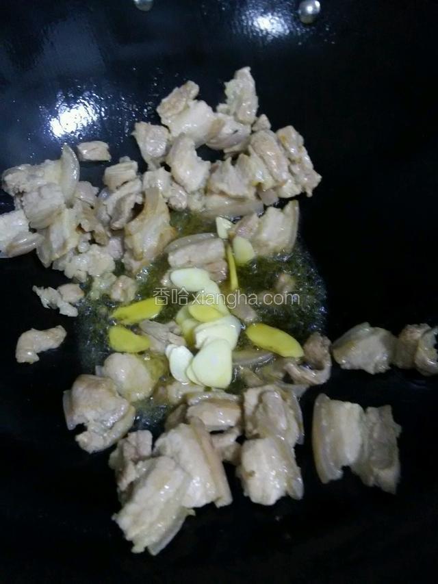 这时放姜蒜一起炒香