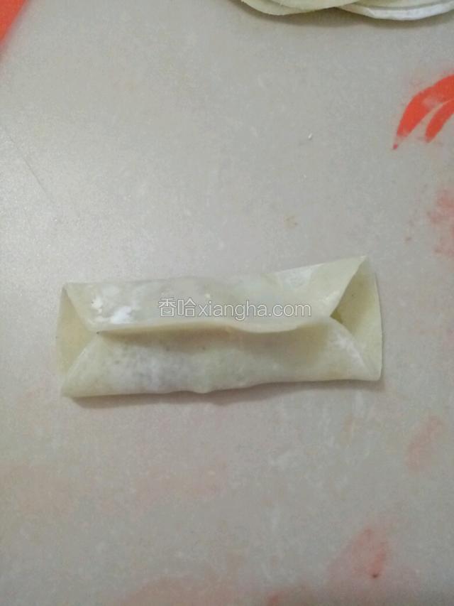 中间部分捏起来，两头开口。