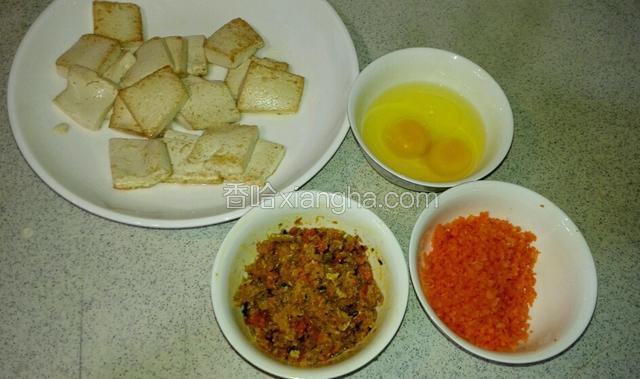 备料，螃蟹煮熟取出蟹黄蟹肉（这里不做陈述，我用的是家里老人剥好的成品，我家老人每年夏天都会买很多螃蟹回来蒸，然后取蟹黄蟹肉蟹膏，接着油锅葱姜爆香煸炒，装器皿密封冷冻，冬天熬羹用）胡萝卜用料理机搅碎，豆腐切块