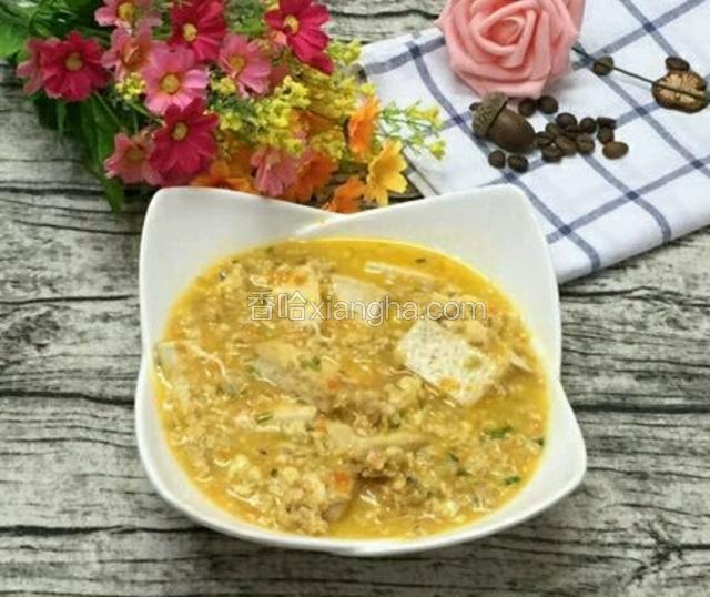盛出装盘，趁热食用，豆腐充满了蟹的鲜美滋味