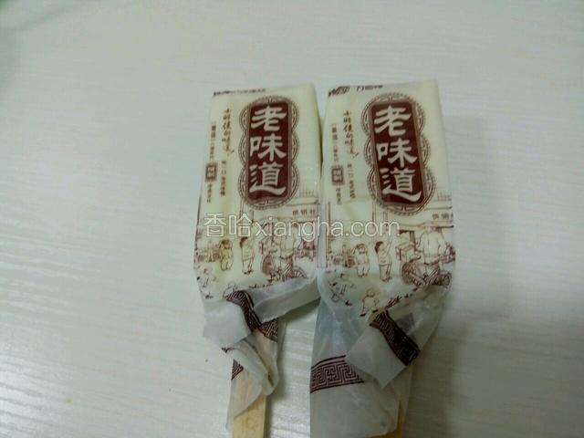 冰棍去杆，捣碎加入碗内
