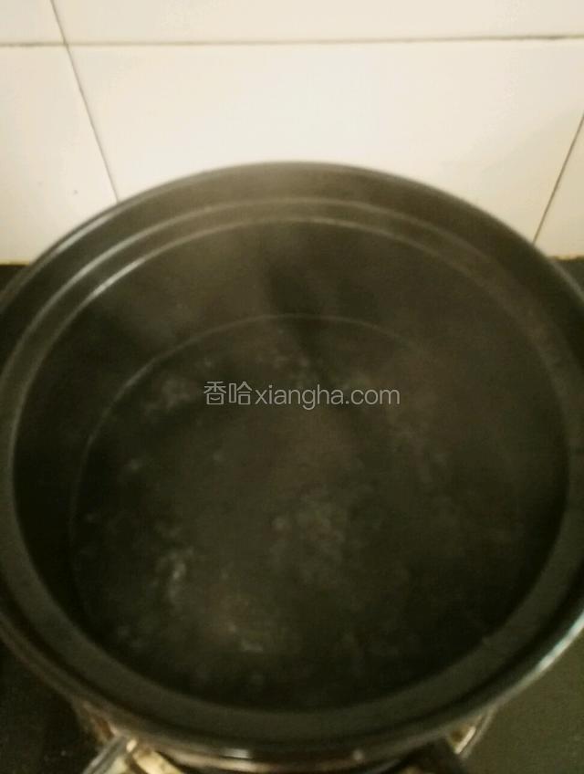 锅里放入水，加入盐，鸡精调味