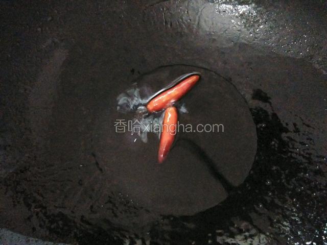 把辣椒放进去炸一下，关火，倒进放好调料的莲藕里就好了。