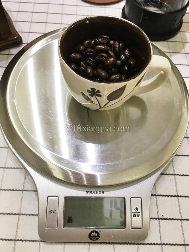 称好咖啡豆。