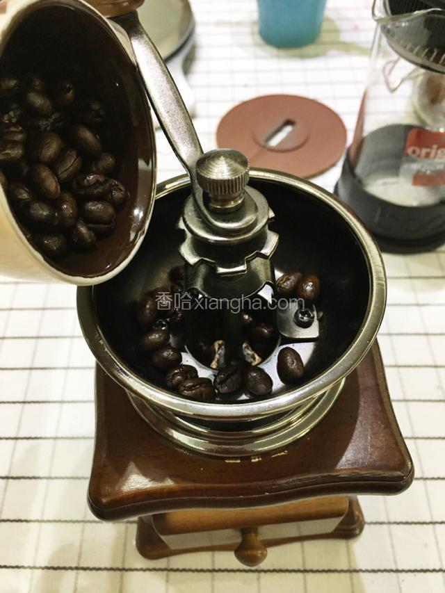 入研磨器研磨。