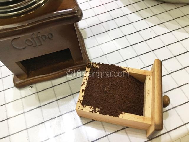 研磨好的咖啡粉。是粗糖颗粒左右的大小。