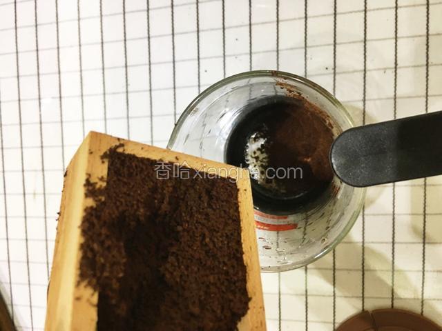 拿开滤网盖子组。倒入磨好的咖啡粉。