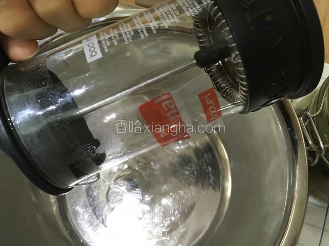 法压壶洗净用开水烫一遍。