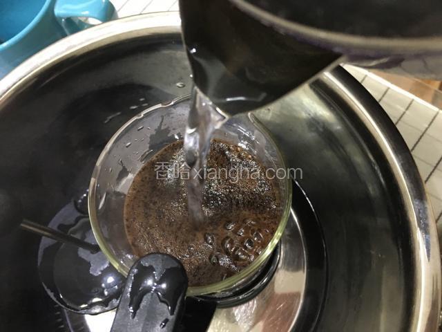 加入刚烧开的开水。将法压壶玻璃壁四周的咖啡粉一起冲下去。小水流直线画圈倒入。