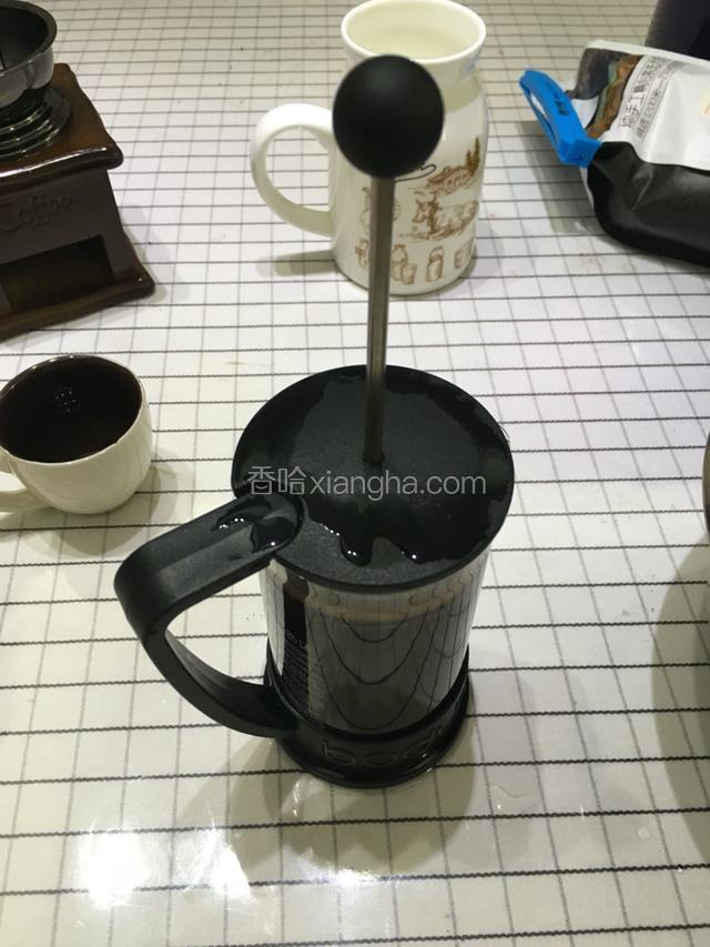 盖上滤网盖子组。不要按压压杆。泡4分钟。