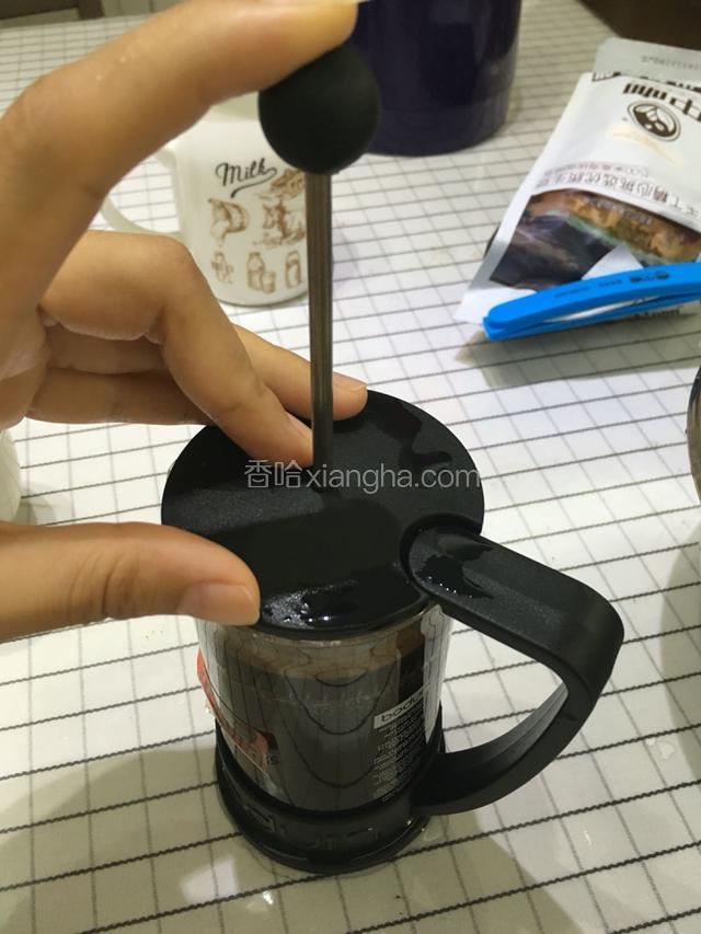 时间到后，垂直缓慢按压压杆。过滤出咖啡。