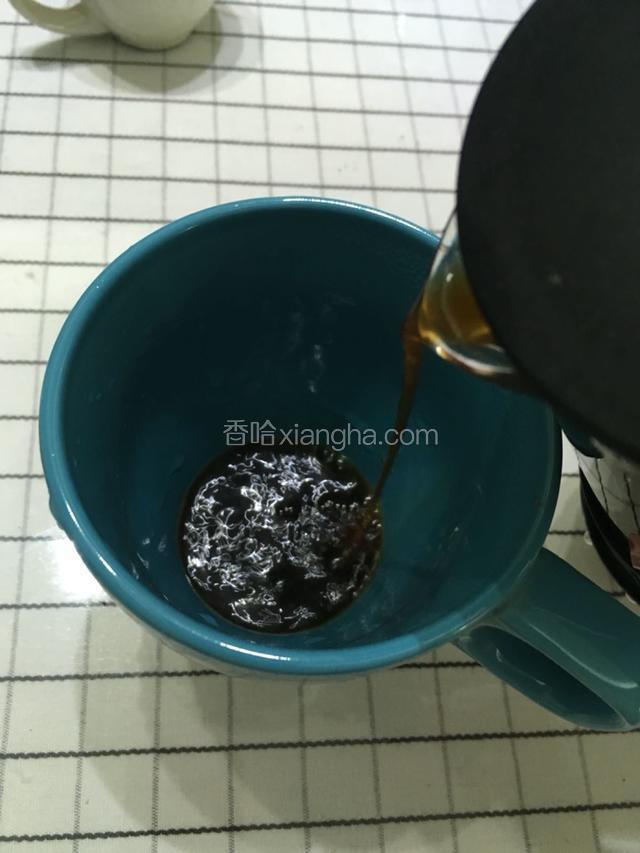 倒入开水烫过的杯子内。