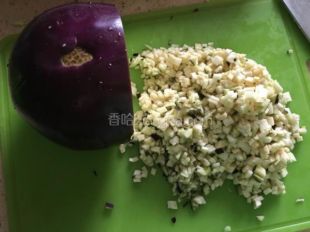 茄子洗净，茄丁。