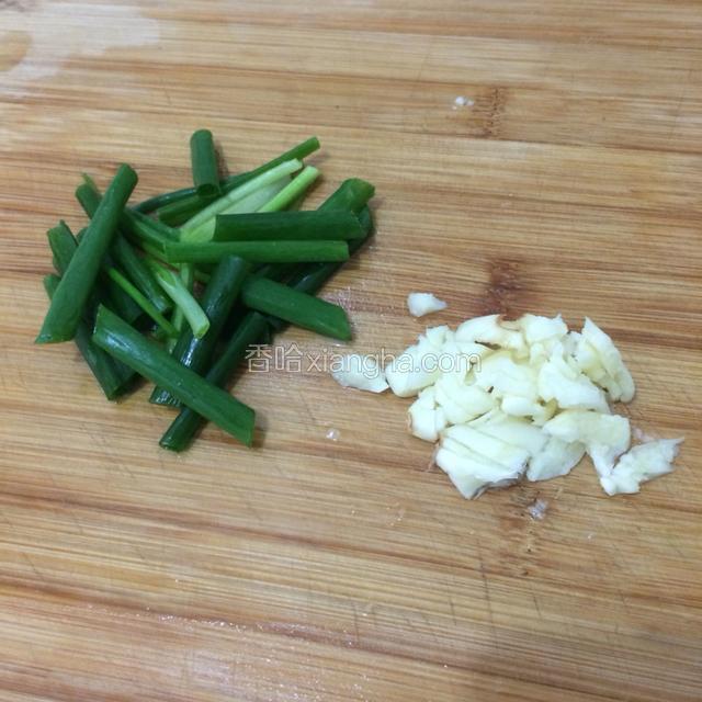 将葱切段，蒜切碎。