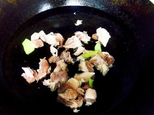 凉水入锅加几片姜片煮出血水，肉捞出来，其他的弃之。