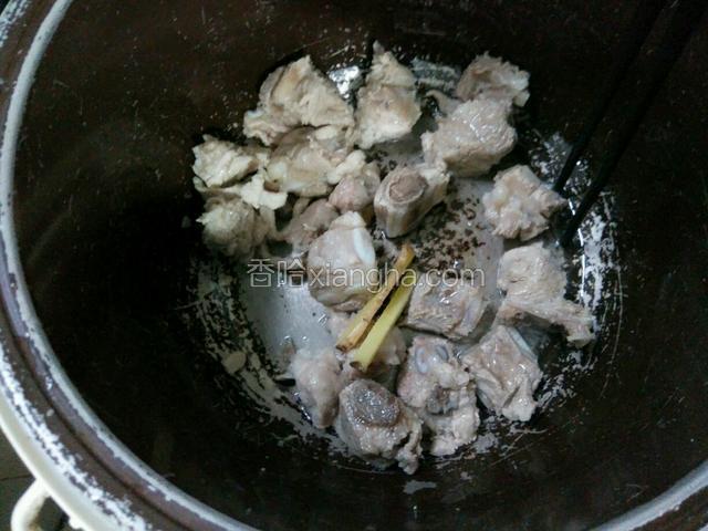 电饭煲烧干水份，放少许的把姜丝炒一下，再把排骨下去炒 

