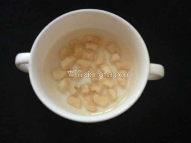 
瑶柱清洗一下，放进碗中，加入温开水浸泡十分钟。