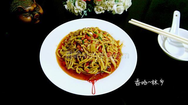 倒入盘子里就可以看到漂亮的红油咯，亲看着是不是很想吃呢？