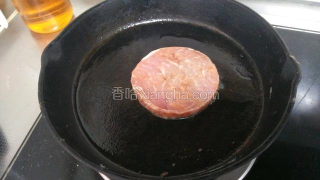 热锅一勺油，中火煎猪肉