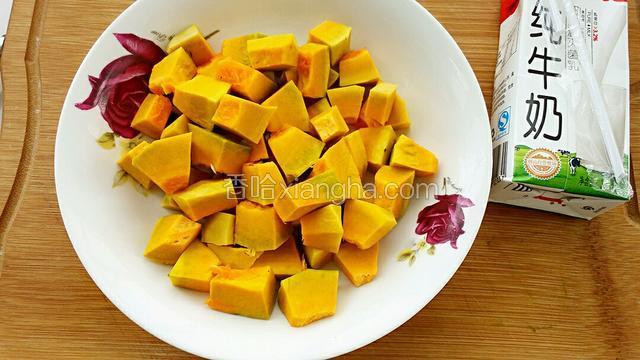 准备食材:把南瓜洗净去皮切成小块。