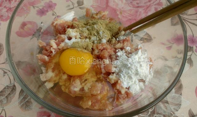 猪肉剁成泥，或者用绞肉机绞成泥，打入鸡蛋，放一勺淀粉，盐，胡椒粉，香油顺一个方向搅拌均匀