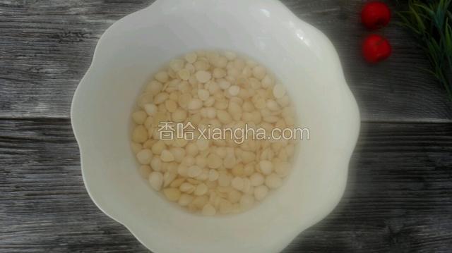 杏仁放大碗过水，洗去多余的盐份。