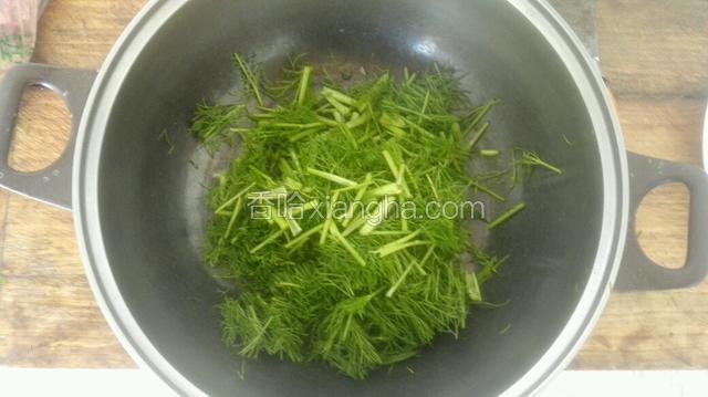 茴香切约2厘米长的段。