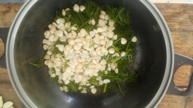 把杏仁和茴香放入盆中，放入适量香油，鸡精和花椒水。